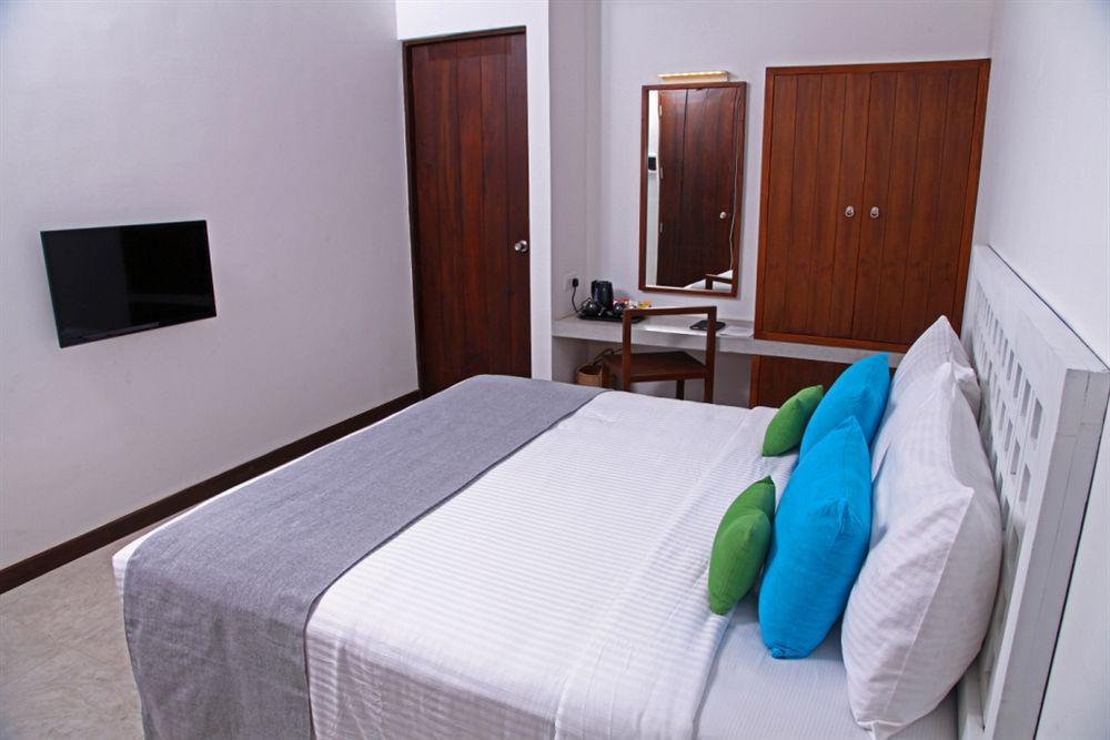 Blue Oceanic Beach Hotel Негомбо Екстериор снимка